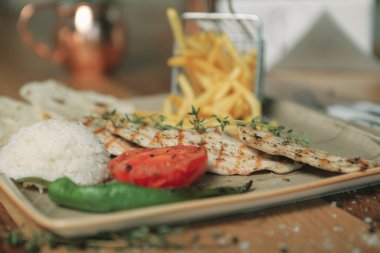 Masada lezzetli tavuk yemeği