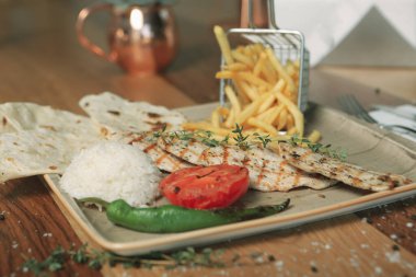 Masada lezzetli tavuk yemeği