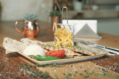 Masada lezzetli tavuk yemeği