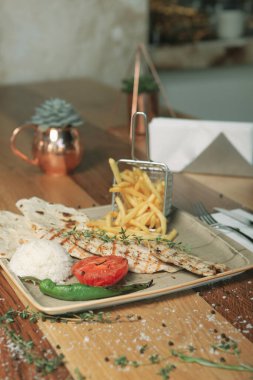 Masada lezzetli tavuk yemeği