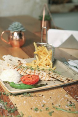 Masada lezzetli tavuk yemeği