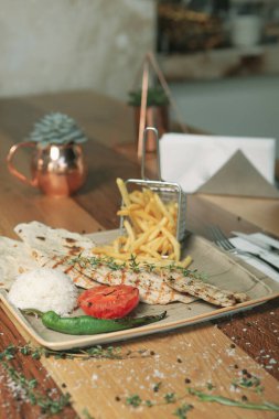 Masada lezzetli tavuk yemeği