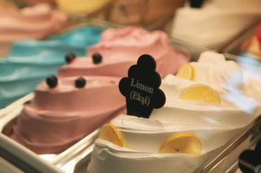 Buzdolabında lezzetli meyveli dondurma var..