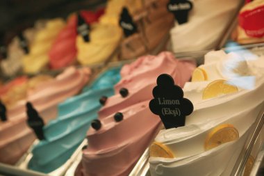 Buzdolabında lezzetli meyveli dondurma var..