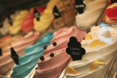 Buzdolabında lezzetli meyveli dondurma var..