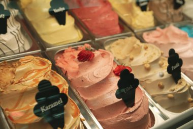 Buzdolabında lezzetli meyveli dondurma var..