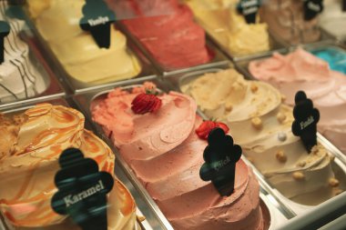 Buzdolabında lezzetli meyveli dondurma var..