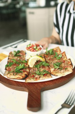 Geleneksel Türkçe fırında pide. Türk pizzası, Orta Doğu aperatifleri. Türk mutfağı. Et ile doldurulmuş çam