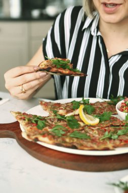 Geleneksel Türkçe fırında pide. Türk pizzası, Orta Doğu aperatifleri. Türk mutfağı. Et ile doldurulmuş çam