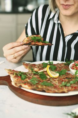 Geleneksel Türkçe fırında pide. Türk pizzası, Orta Doğu aperatifleri. Türk mutfağı. Et ile doldurulmuş çam