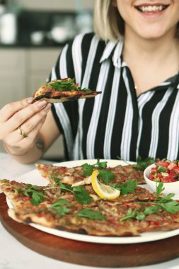 Geleneksel Türkçe fırında pide. Türk pizzası, Orta Doğu aperatifleri. Türk mutfağı. Et ile doldurulmuş çam