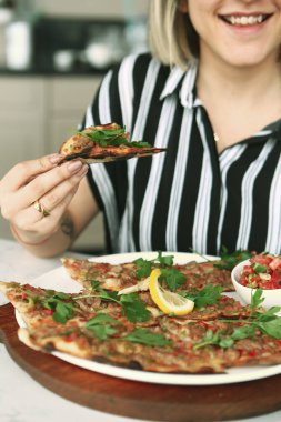 Geleneksel Türkçe fırında pide. Türk pizzası, Orta Doğu aperatifleri. Türk mutfağı. Et ile doldurulmuş çam