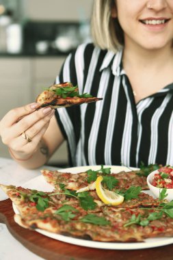Geleneksel Türkçe fırında pide. Türk pizzası, Orta Doğu aperatifleri. Türk mutfağı. Et ile doldurulmuş çam