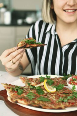Geleneksel Türkçe fırında pide. Türk pizzası, Orta Doğu aperatifleri. Türk mutfağı. Et ile doldurulmuş çam