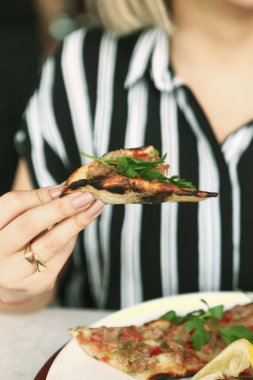 Geleneksel Türkçe fırında pide. Türk pizzası, Orta Doğu aperatifleri. Türk mutfağı. Et ile doldurulmuş çam