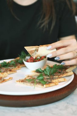Geleneksel Türkçe fırında pide. Türk pizzası, Orta Doğu aperatifleri. Türk mutfağı. Et ile doldurulmuş çam