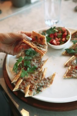 Geleneksel Türkçe fırında pide. Türk pizzası, Orta Doğu aperatifleri. Türk mutfağı. Et ile doldurulmuş çam
