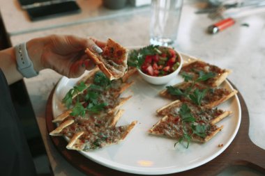 Geleneksel Türkçe fırında pide. Türk pizzası, Orta Doğu aperatifleri. Türk mutfağı. Et ile doldurulmuş çam