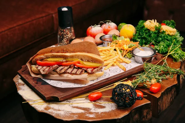 Delicious Meat Sandwich Table — Stock Photo, Image