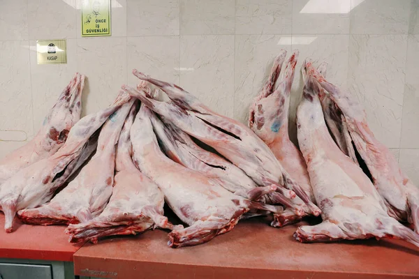 Μεγάλο Χοιρινό Ωμό Κρέας Στην Κουζίνα — Φωτογραφία Αρχείου