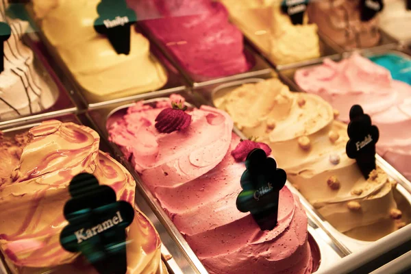 冰箱里有美味的水果冰淇淋 — 图库照片
