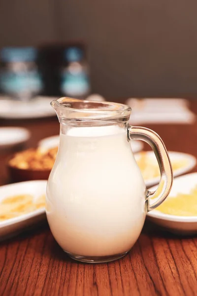 Ett Glas Mjölk Bordet — Stockfoto