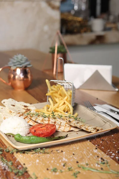 Masada lezzetli tavuk yemeği