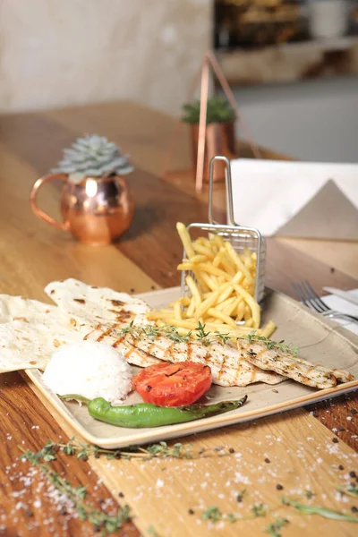 Masada lezzetli tavuk yemeği