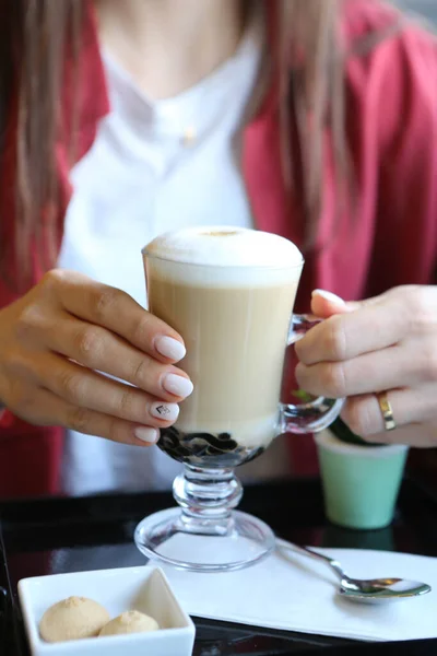 Café Helado Con Leche Café Con Leche Helada Mujer Sosteniendo — Foto de Stock