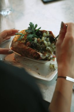 Peynir, sosis, zeytin, biber ve Mısır ile pişmiş kumpir patates dolması