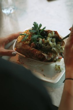 Peynir, sosis, zeytin, biber ve Mısır ile pişmiş kumpir patates dolması