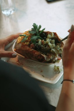 Peynir, sosis, zeytin, biber ve Mısır ile pişmiş kumpir patates dolması