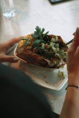 Peynir, sosis, zeytin, biber ve Mısır ile pişmiş kumpir patates dolması