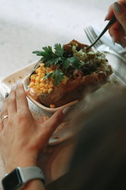 Peynir, sosis, zeytin, biber ve Mısır ile pişmiş kumpir patates dolması
