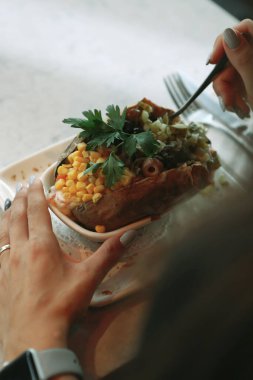 Peynir, sosis, zeytin, biber ve Mısır ile pişmiş kumpir patates dolması