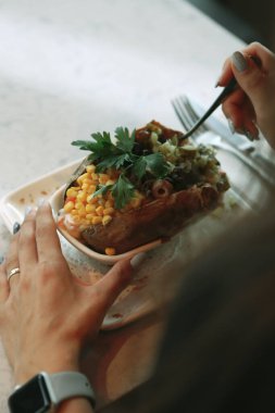 Peynir, sosis, zeytin, biber ve Mısır ile pişmiş kumpir patates dolması