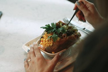 Peynir, sosis, zeytin, biber ve Mısır ile pişmiş kumpir patates dolması