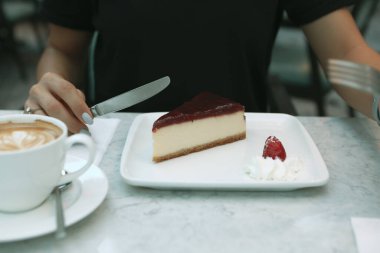 Masada lezzetli bir pasta var.