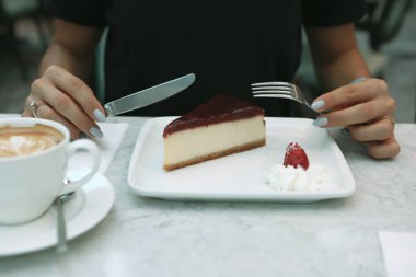 Masada lezzetli bir pasta var.