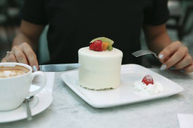 Masada lezzetli bir pasta var.