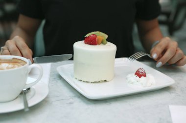 Masada lezzetli bir pasta var.