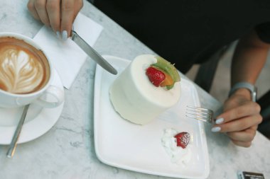 Masada lezzetli bir pasta var.