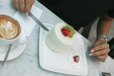 Masada lezzetli bir pasta var.