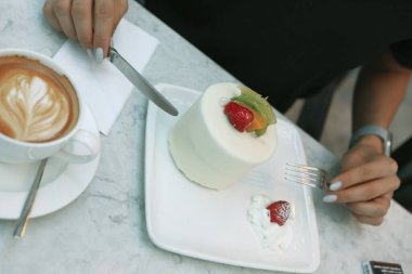 Masada lezzetli bir pasta var.