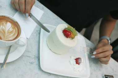 Masada lezzetli bir pasta var.