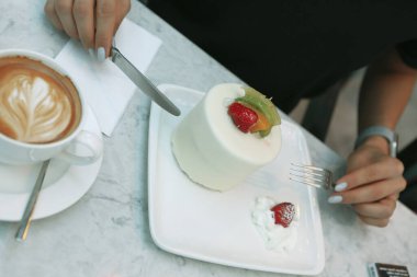 Masada lezzetli bir pasta var.