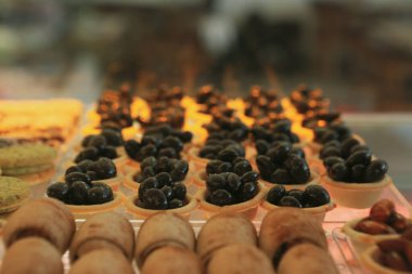 Bir grup çeşit kurabiye. Çikolata parçacıklı, yulaflı, kuru üzümlü, beyaz çikolatalı.