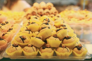 Bir grup çeşit kurabiye. Çikolata parçacıklı, yulaflı, kuru üzümlü, beyaz çikolatalı.