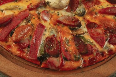 Lezzetli karışık İtalyan pizzası.