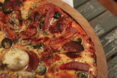 Lezzetli karışık İtalyan pizzası.